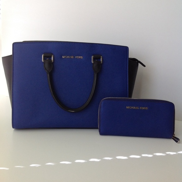 Michael Kors Handbags - Michael Kors Tote with wallet